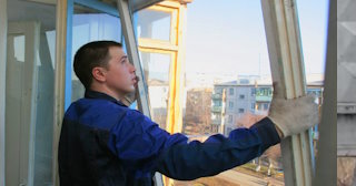 Демонтаж остекления балкона в Алейске - цена от 582 руб. - Сварной-Лук